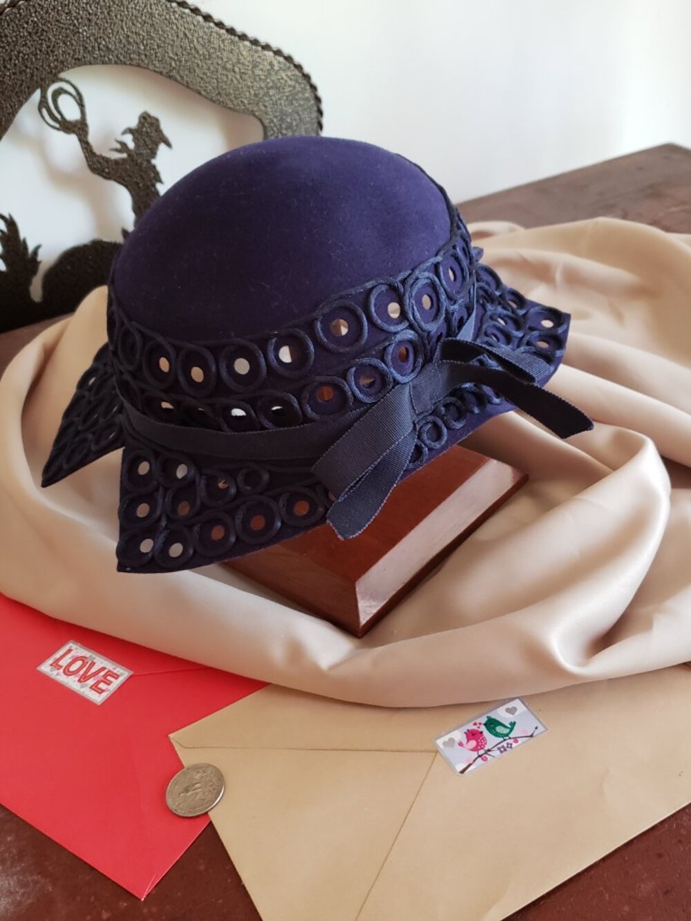 VINTAGE MERRIMAC HAT, BEAUTIFUL NAVY BLUE STLYLISH GO TO TOWN HAT 1950'S - Picture 6 of 8